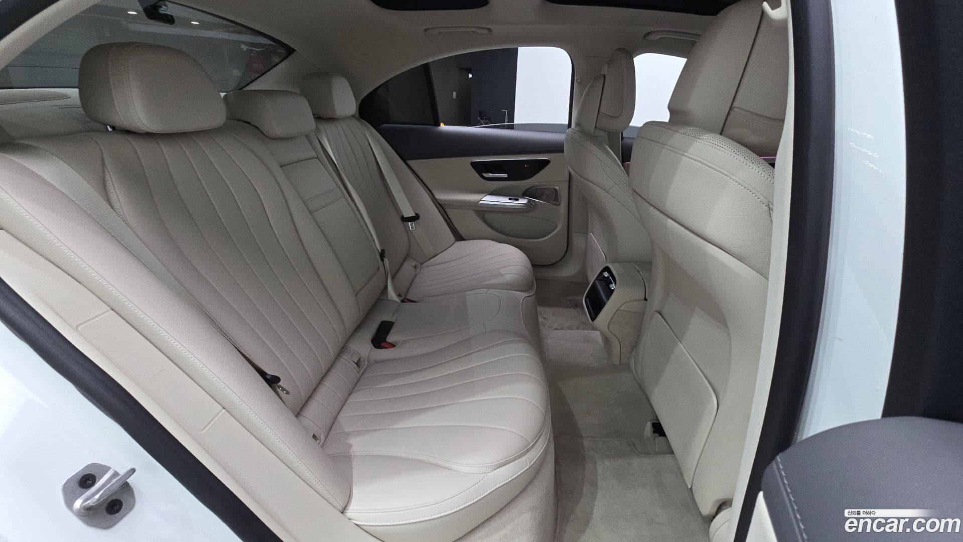 Main__Slider__Photo:E-Class Mercedes-Benz 2024.7-11