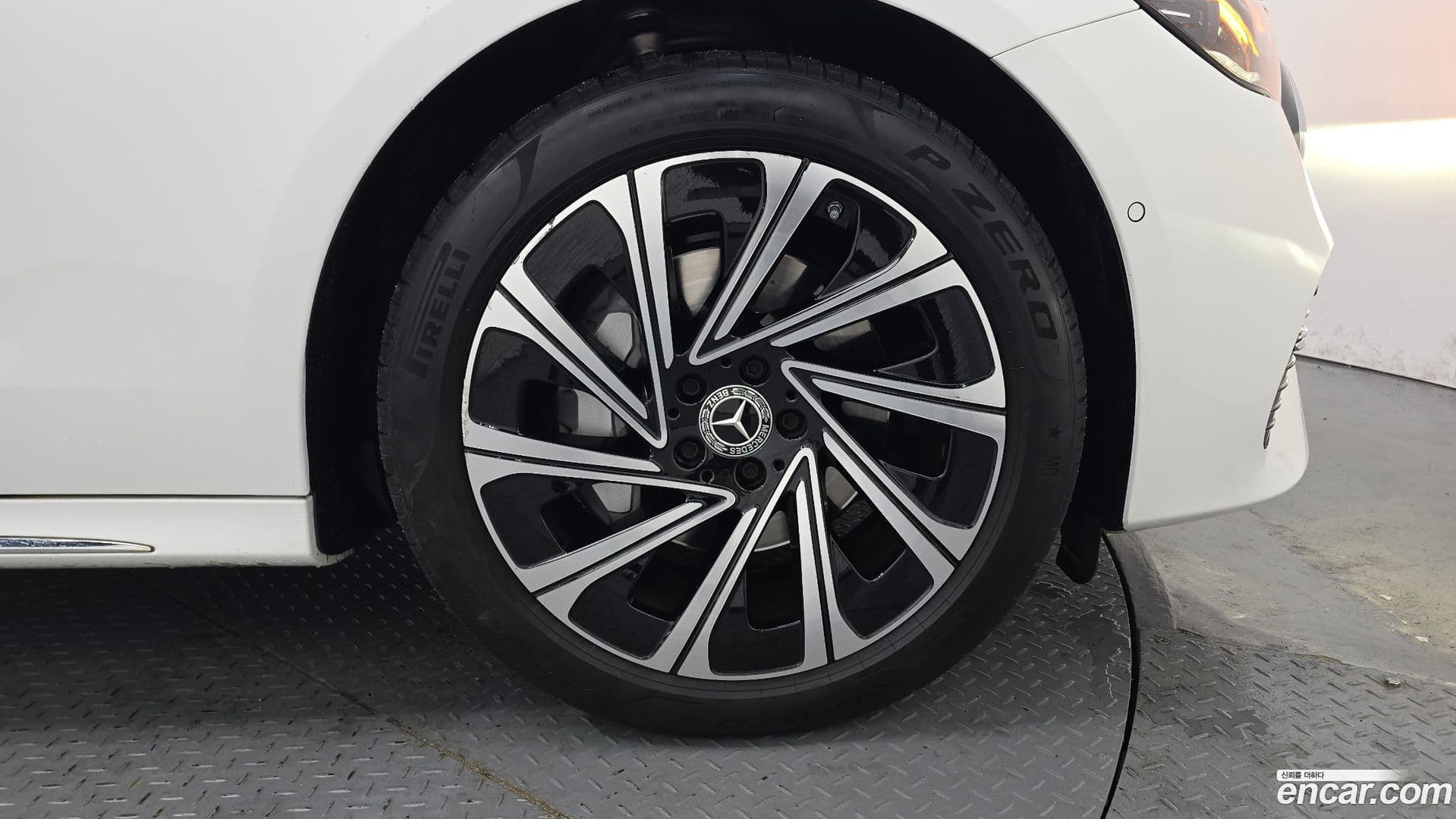 Main__Slider__Photo:E-Class Mercedes-Benz 2024.7-20