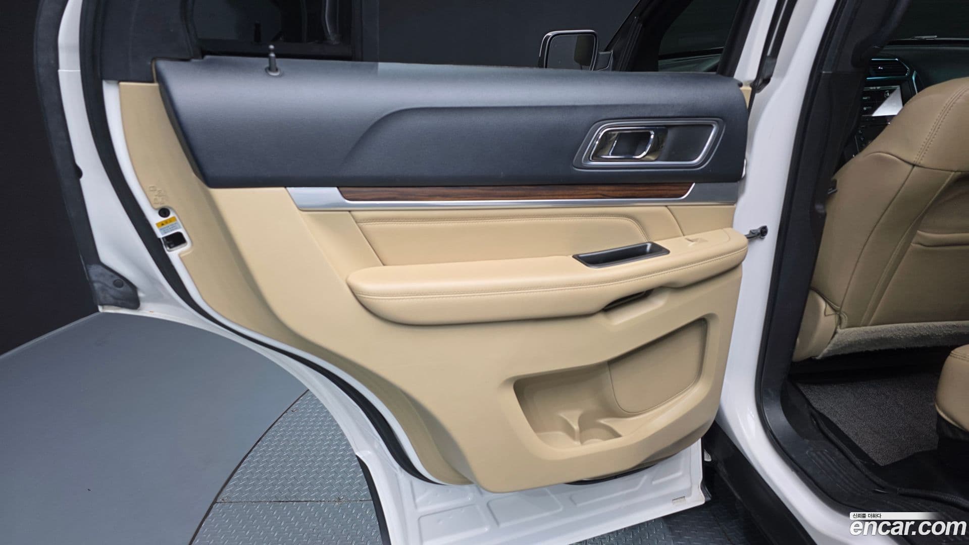 Main__Slider__Photo:Explorer Ford 2015.9-24