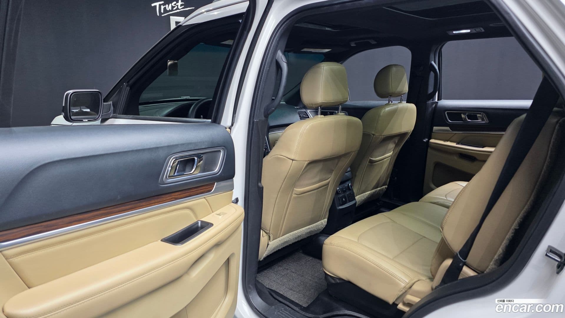 Main__Slider__Photo:Explorer Ford 2015.9-25