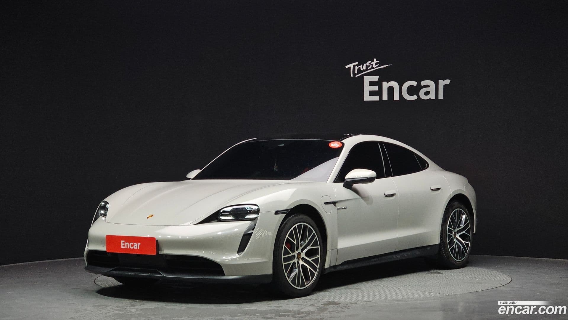 Main__Slider__Photo:Taycan Porsche 2021.0-0