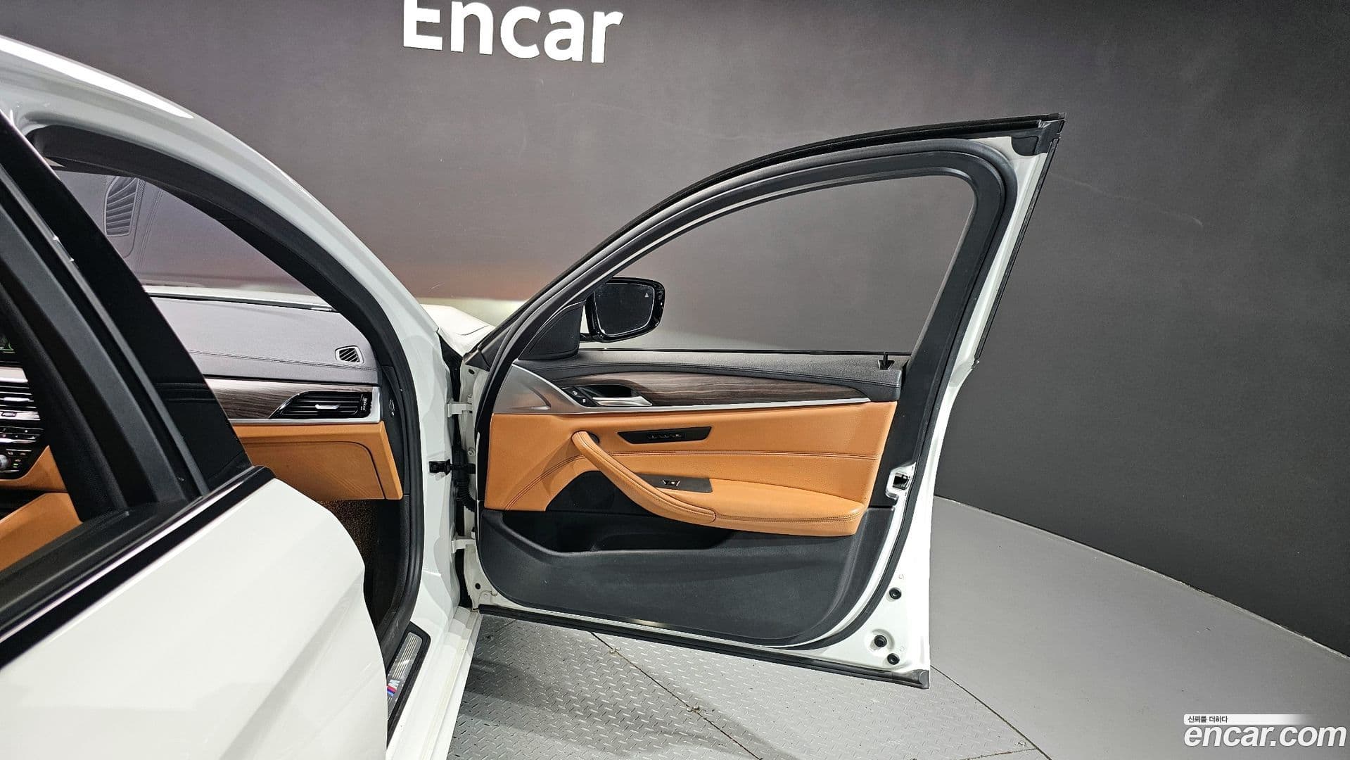 Main__Slider__Photo:5-Series BMW 2017.8-24