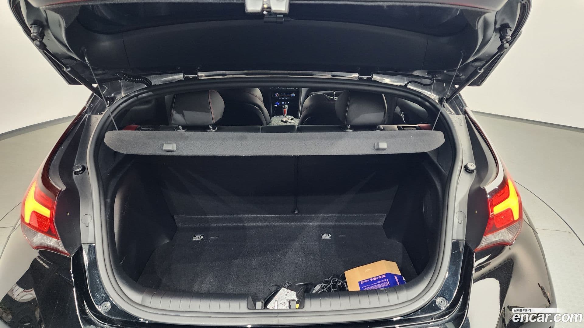 Main__Slider__Photo:Veloster Hyundai 2018.6-17