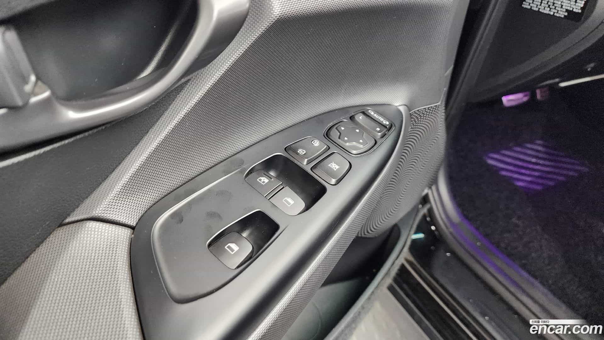 Veloster Hyundai 2018.6-OPTION-047