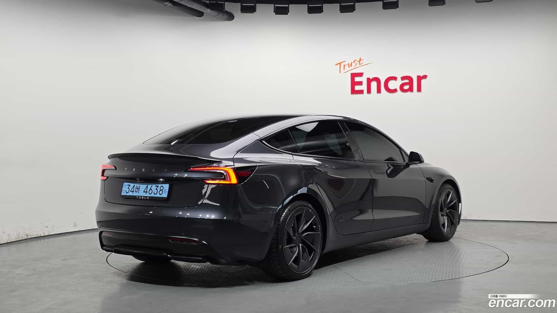 Model 3 Tesla 2025.4-OUTER-002