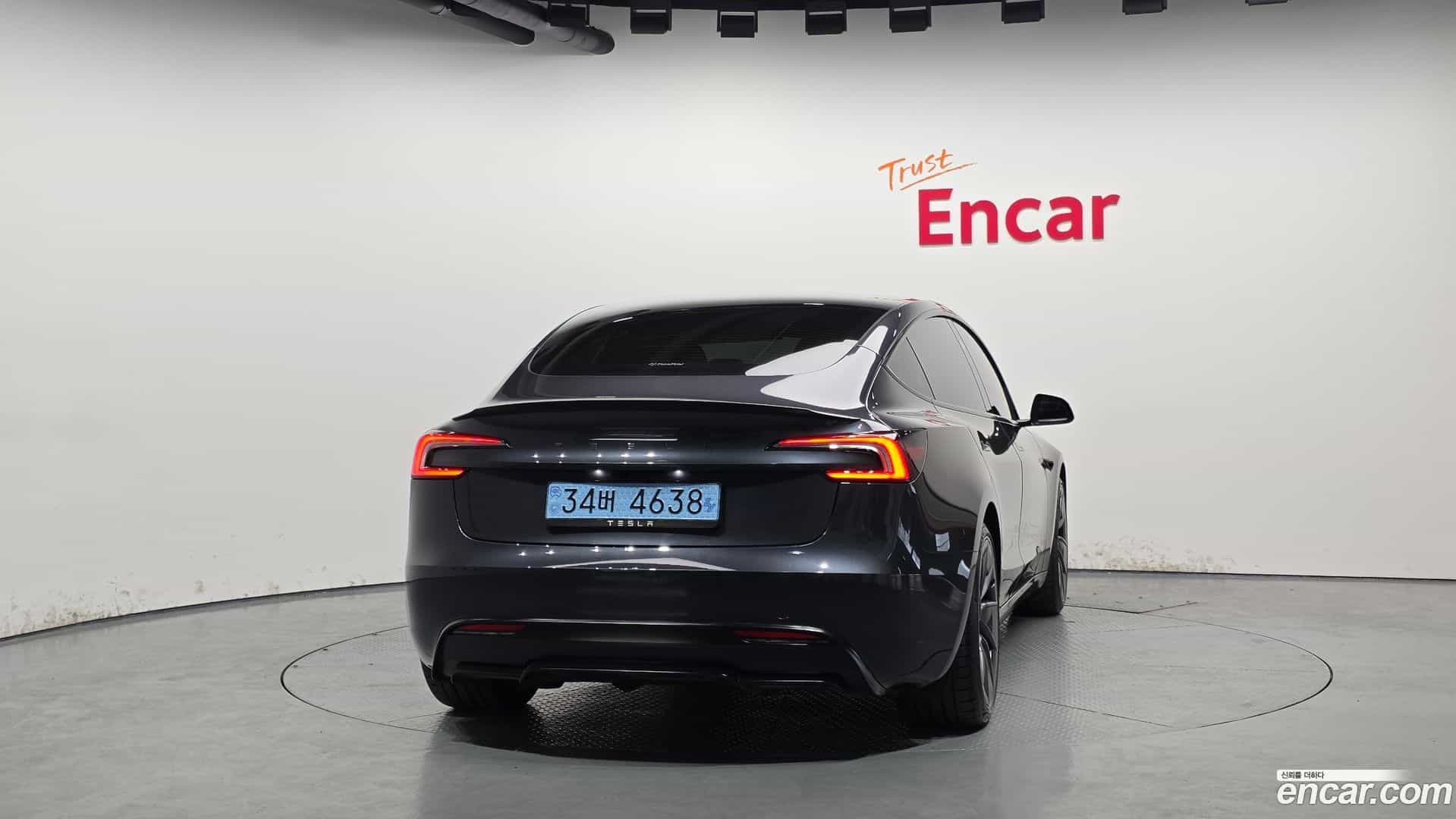 Model 3 Tesla 2025.4-OUTER-004