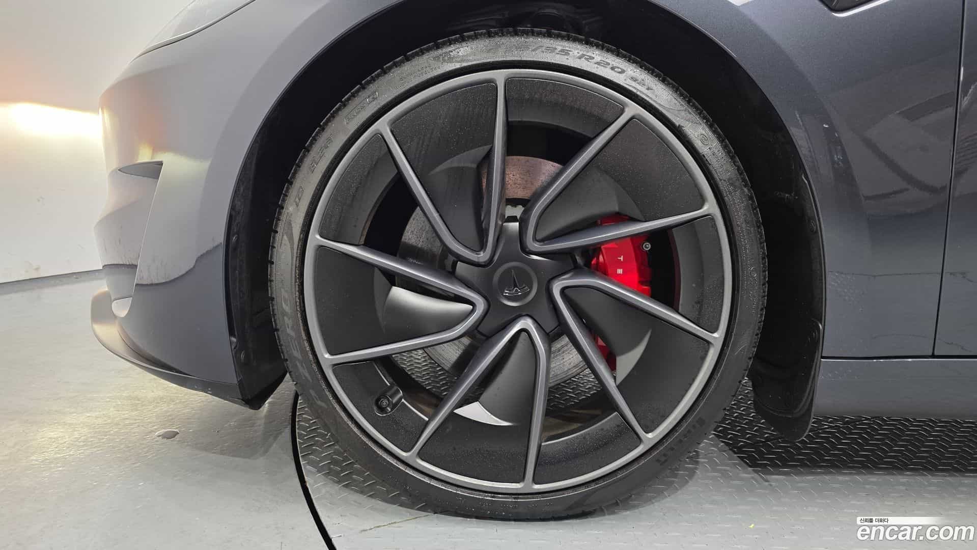 Model 3 Tesla 2025.4-OUTER-005