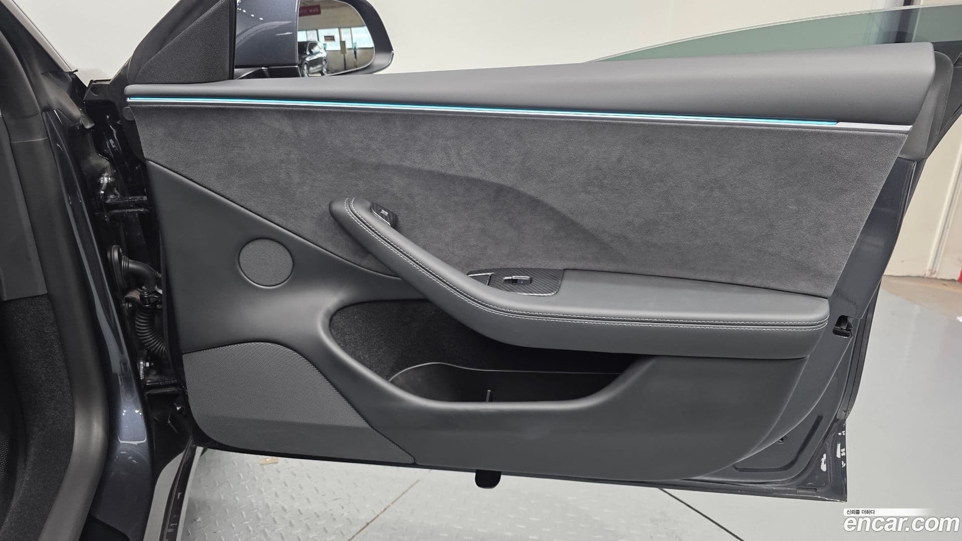 Main__Slider__Photo:Model 3 Tesla 2025.4-23