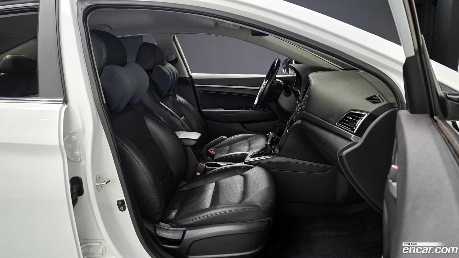 AVANTE Hyundai 2016.10-OPTION-015