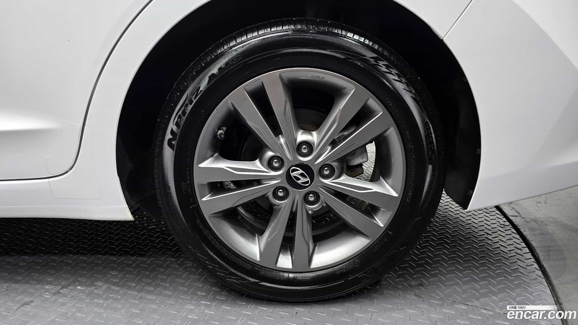 AVANTE Hyundai 2016.10-OUTER-031