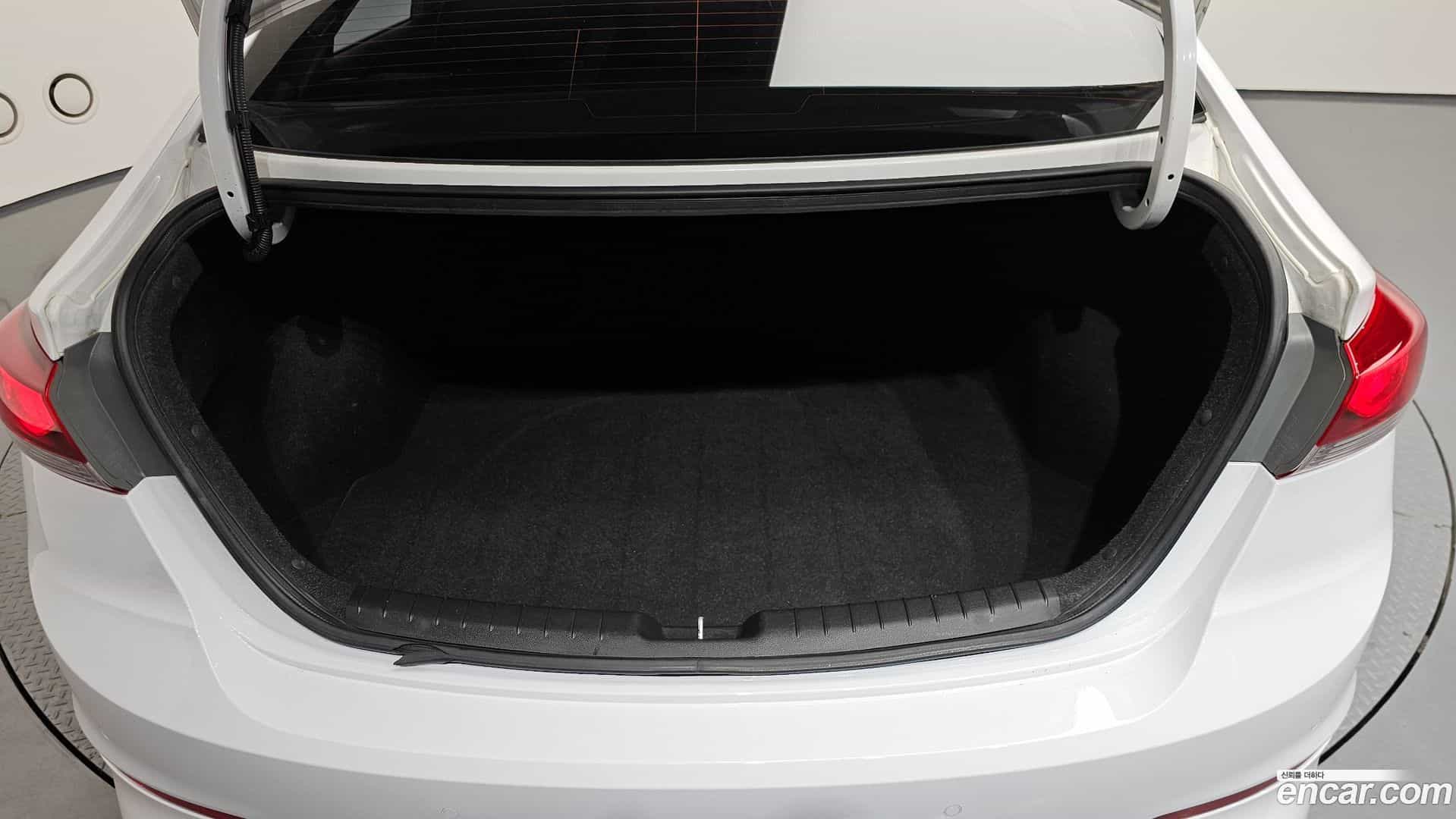 AVANTE Hyundai 2018.4-OPTION-021