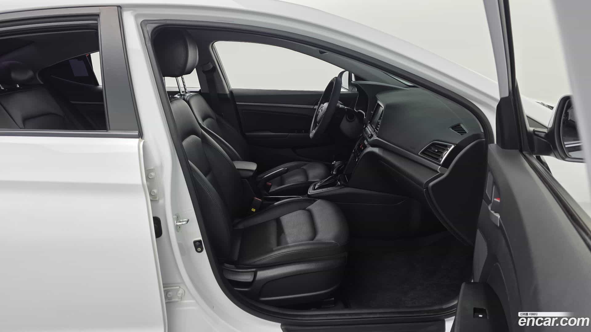 AVANTE Hyundai 2018.3-INNER-036