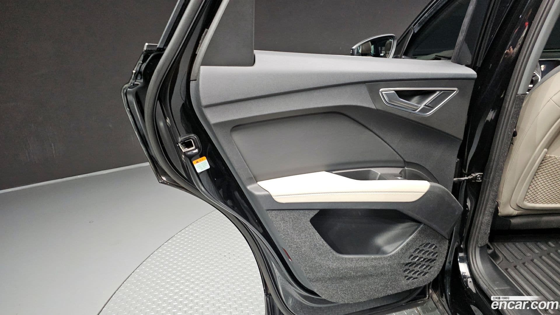Main__Slider__Photo:Q4 e-tron Audi 2022.9-24