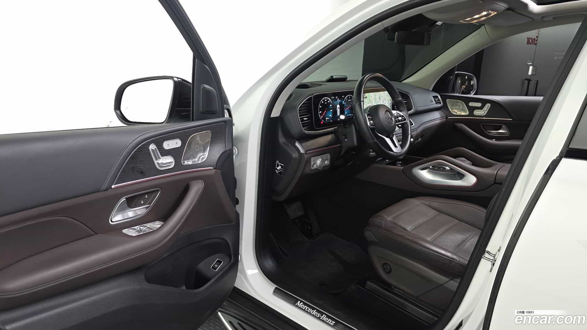 GLE-Class Mercedes-Benz 2022.8-INNER-010