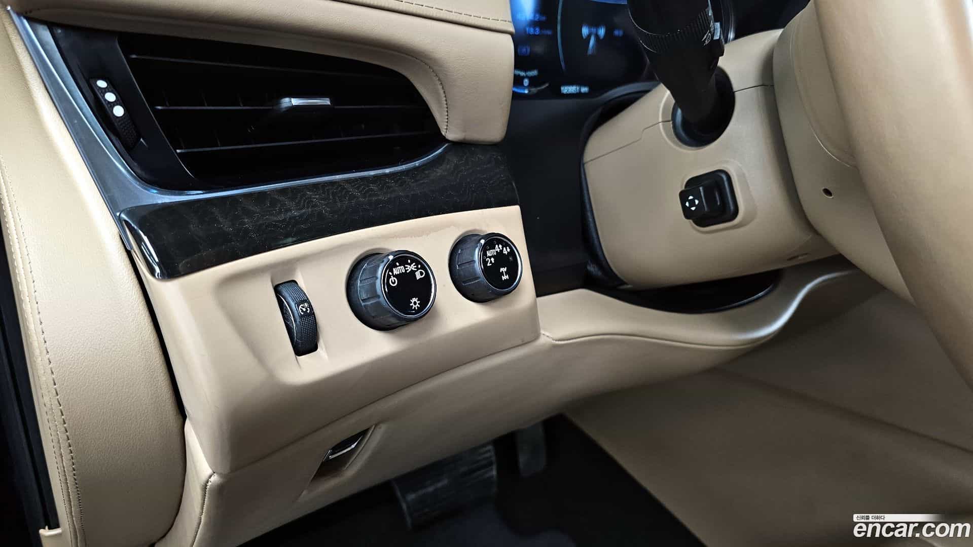 Escalade Cadillac 2018.10-OPTION-041