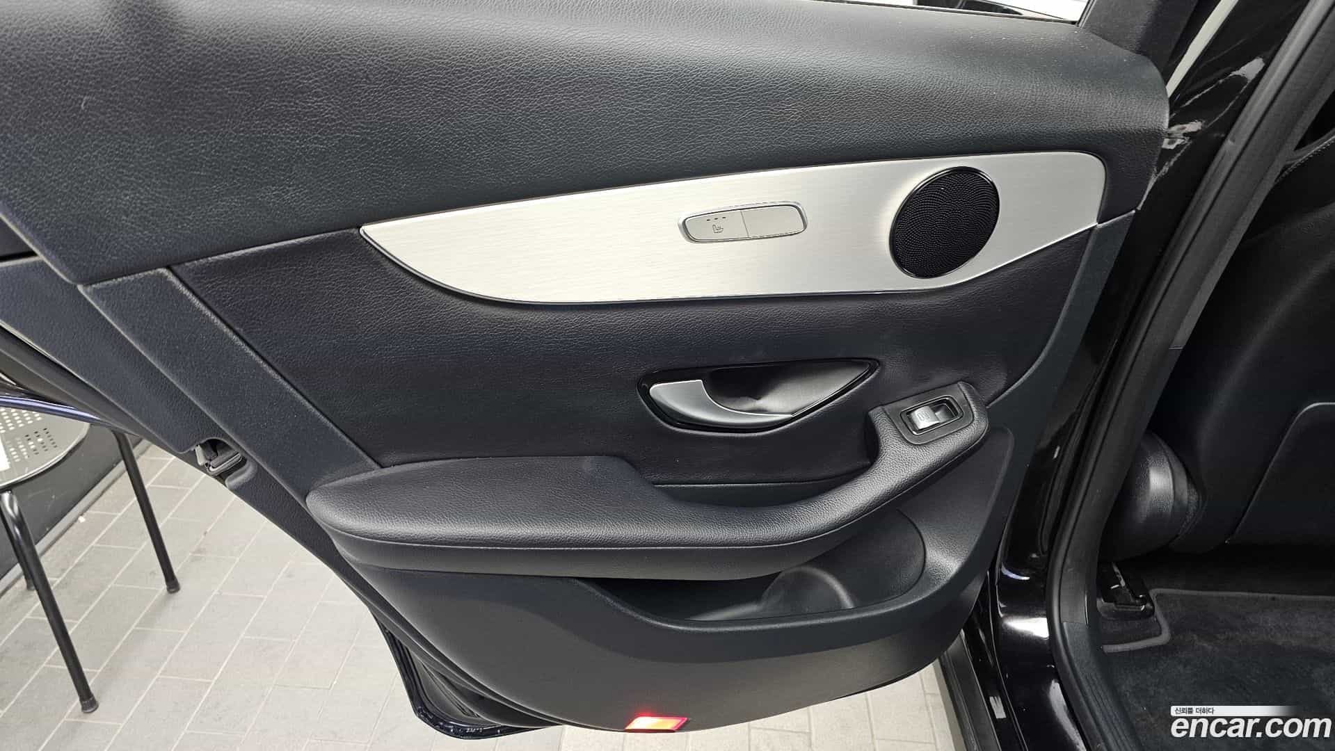 GLC-Class Mercedes-Benz 2018.1-INNER-035