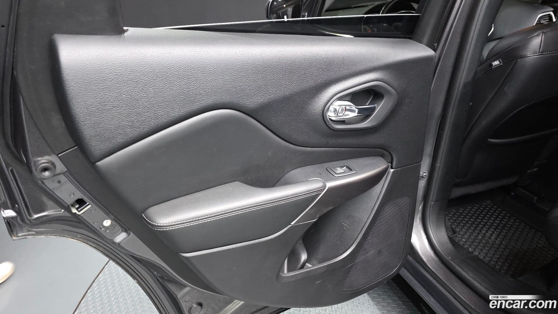 Main__Slider__Photo:Cherokee Jeep 2021.2-24
