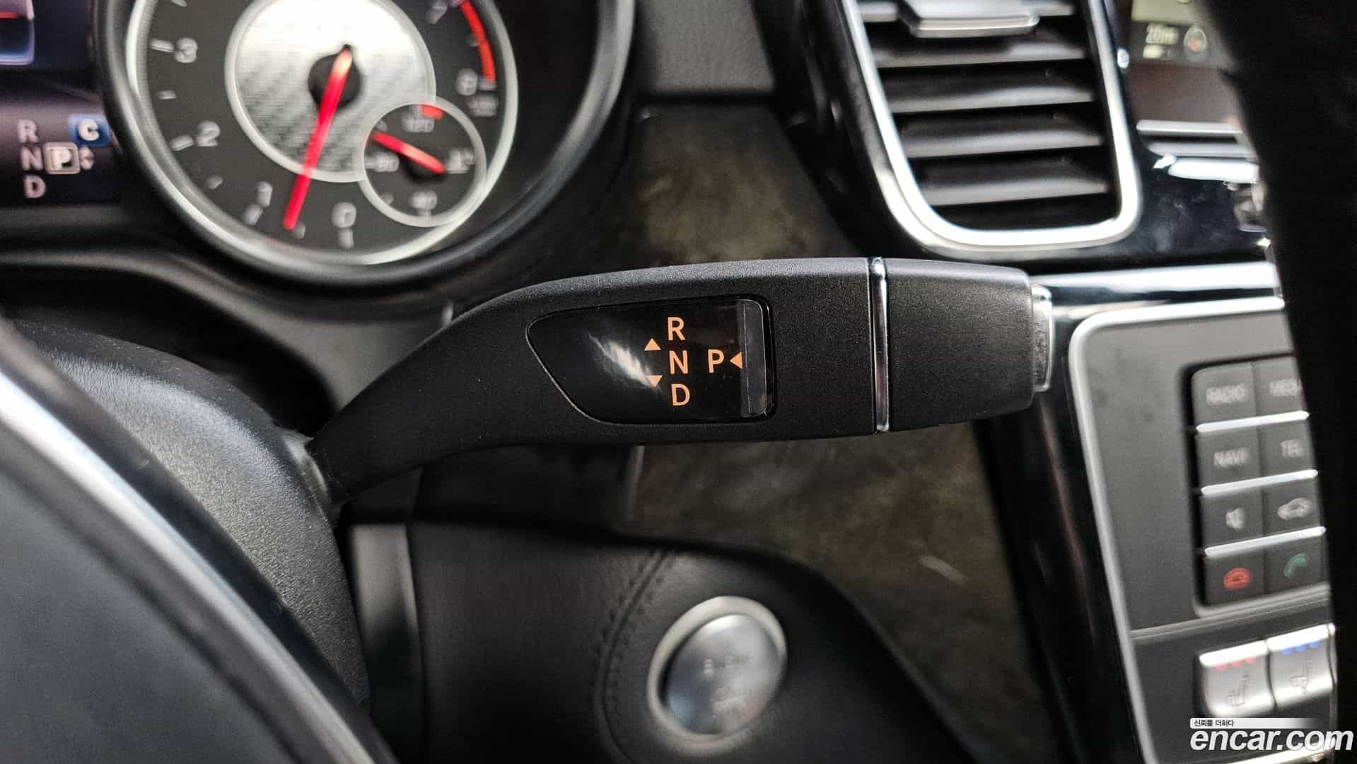 GLE-Class Mercedes-Benz 2016.0-INNER-009