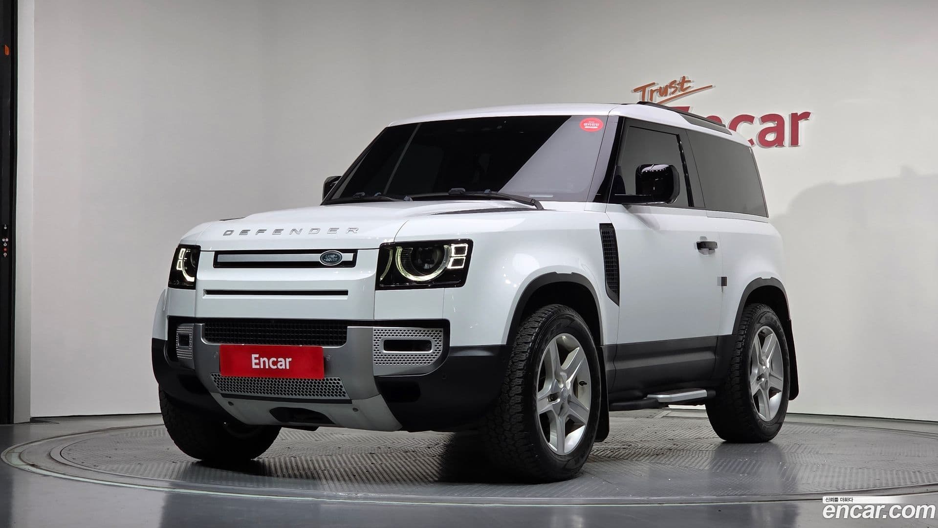 Main__Slider__Photo:Defender Land Rover 2021.10-0