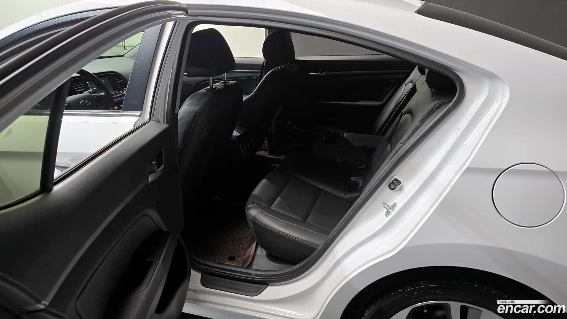 AVANTE Hyundai 2015.11-OPTION-015