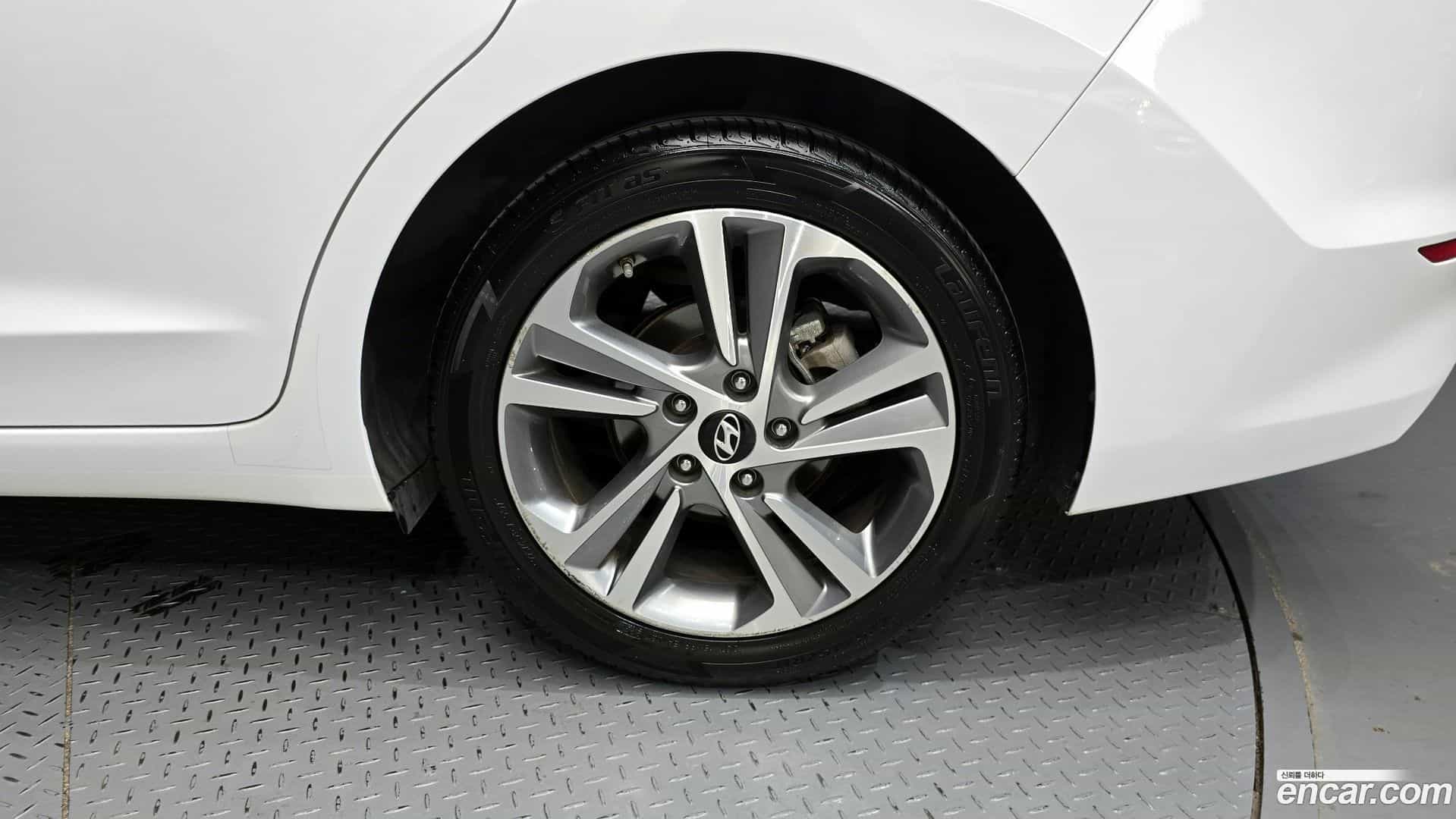 AVANTE Hyundai 2015.11-OUTER-031
