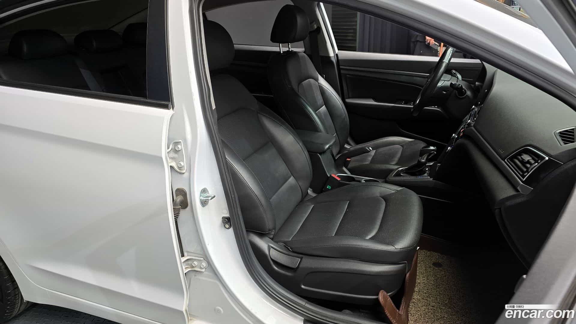 AVANTE Hyundai 2015.11-INNER-036