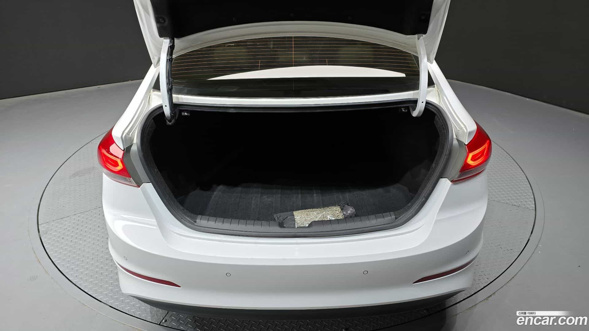 AVANTE Hyundai 2015.11-OPTION-044