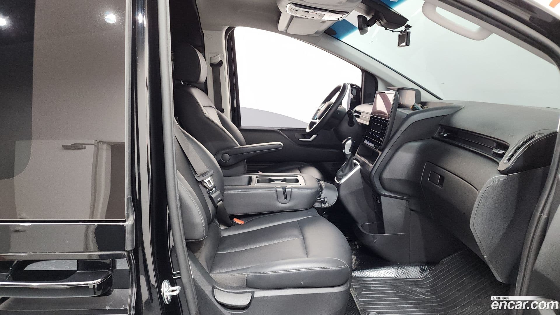 Main__Slider__Photo:Staria Hyundai 2023.10-25