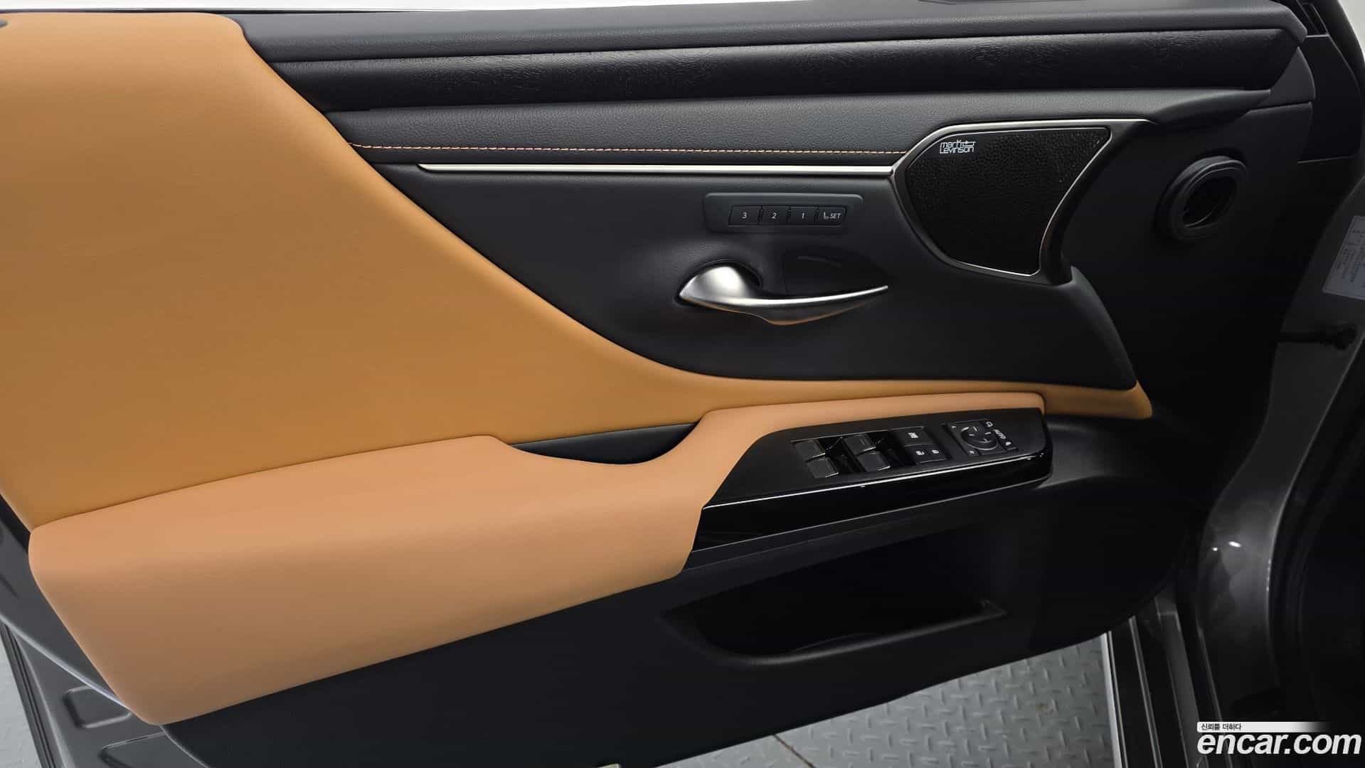 ES Lexus 2025.1-INNER-034