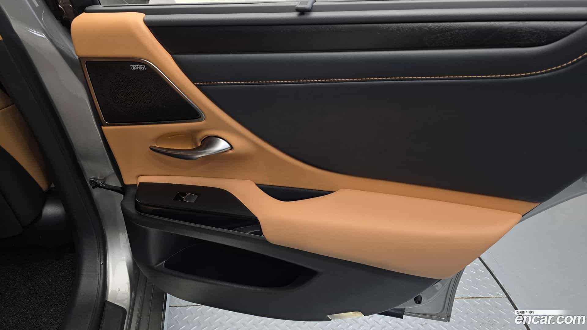 ES Lexus 2025.1-INNER-035