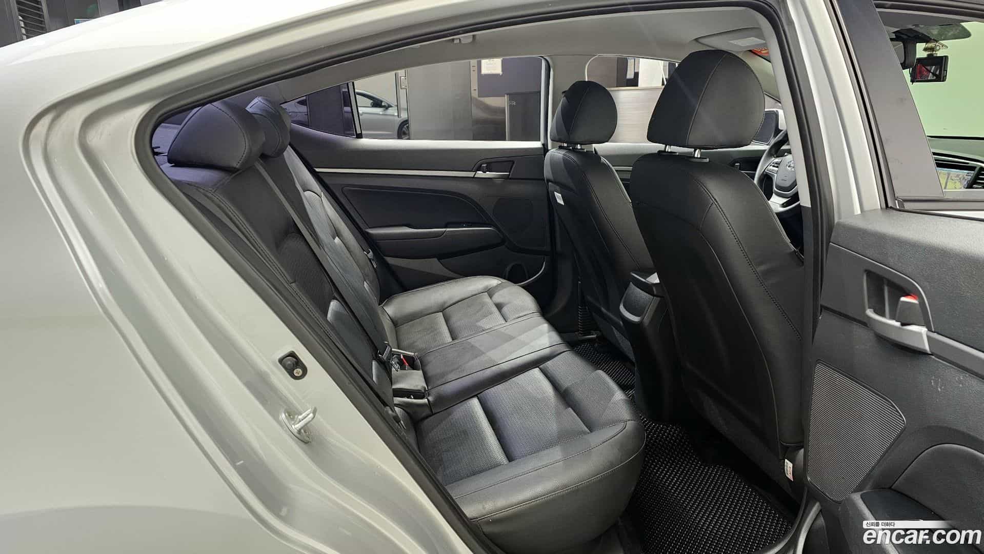 AVANTE Hyundai 2017.10-OPTION-015