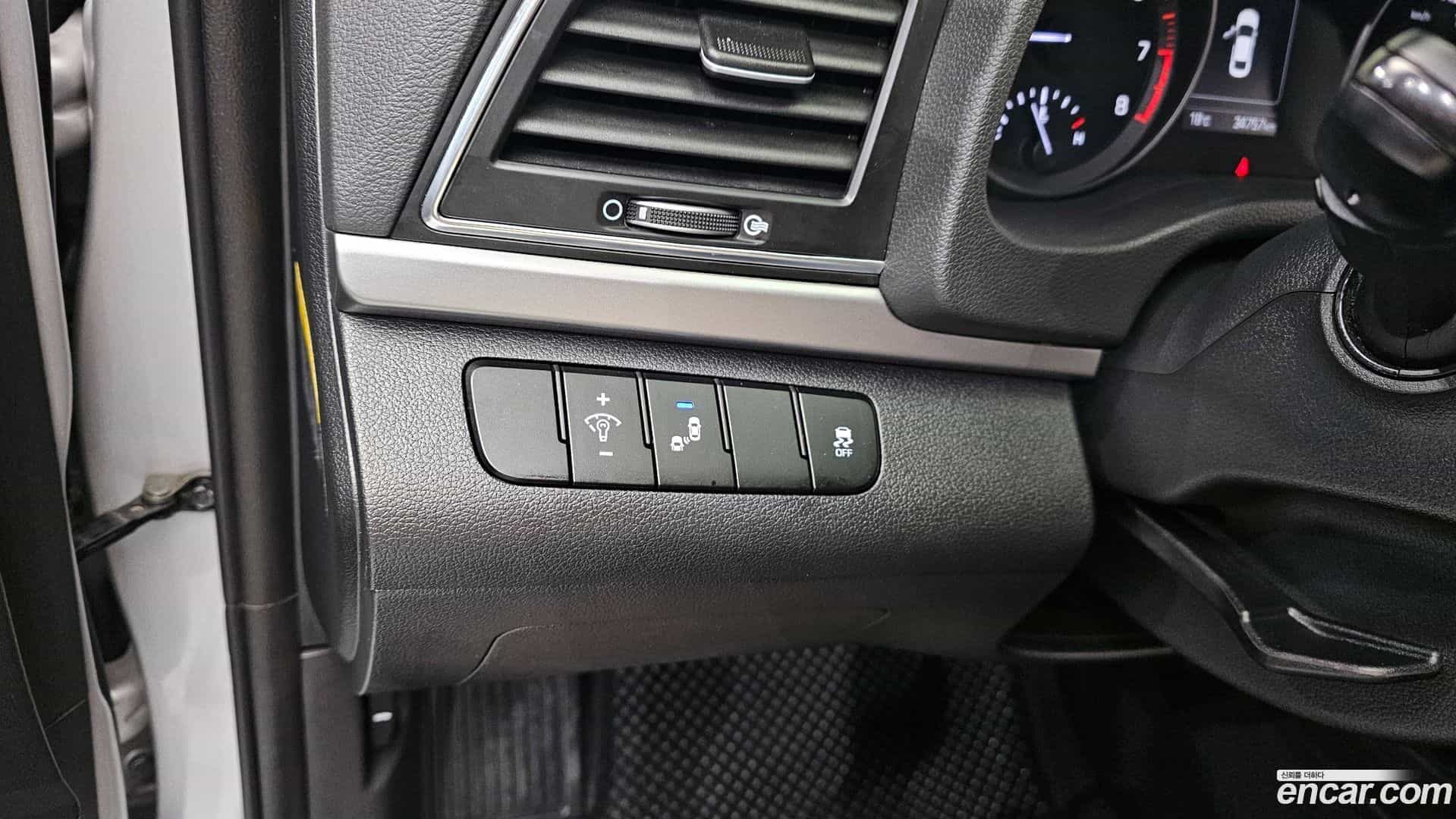 AVANTE Hyundai 2017.10-OPTION-020