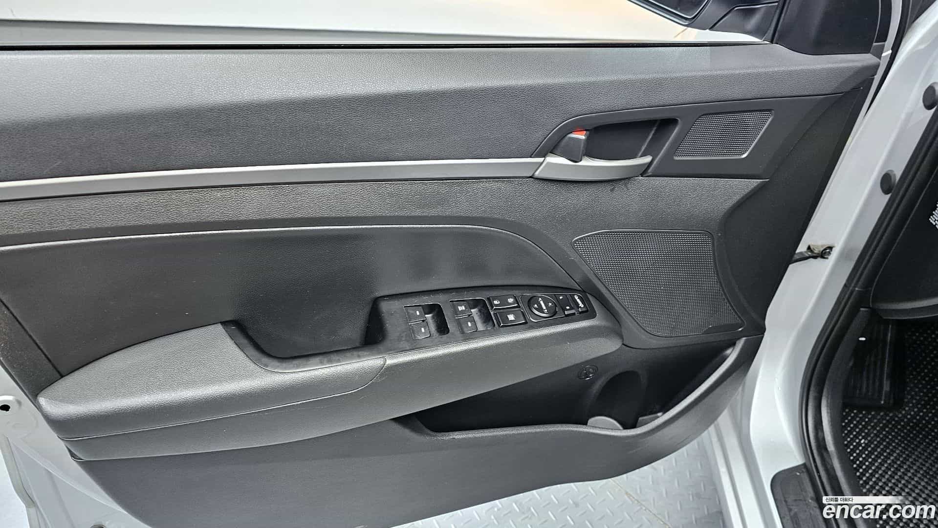AVANTE Hyundai 2017.10-INNER-034