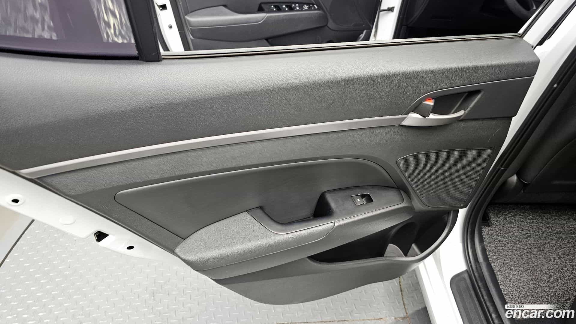 AVANTE Hyundai 2018.1-INNER-035