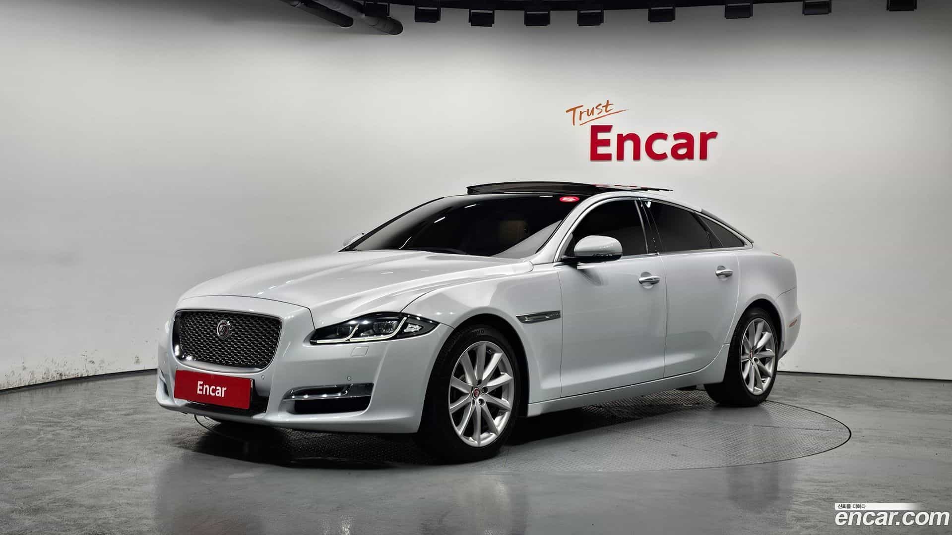 XJ Jaguar 2017.11-OUTER-001