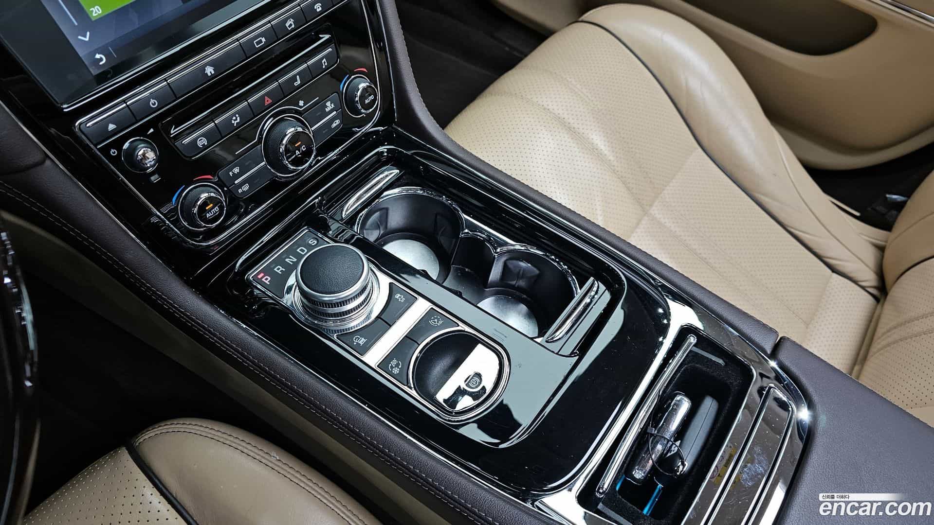 XJ Jaguar 2017.11-INNER-009