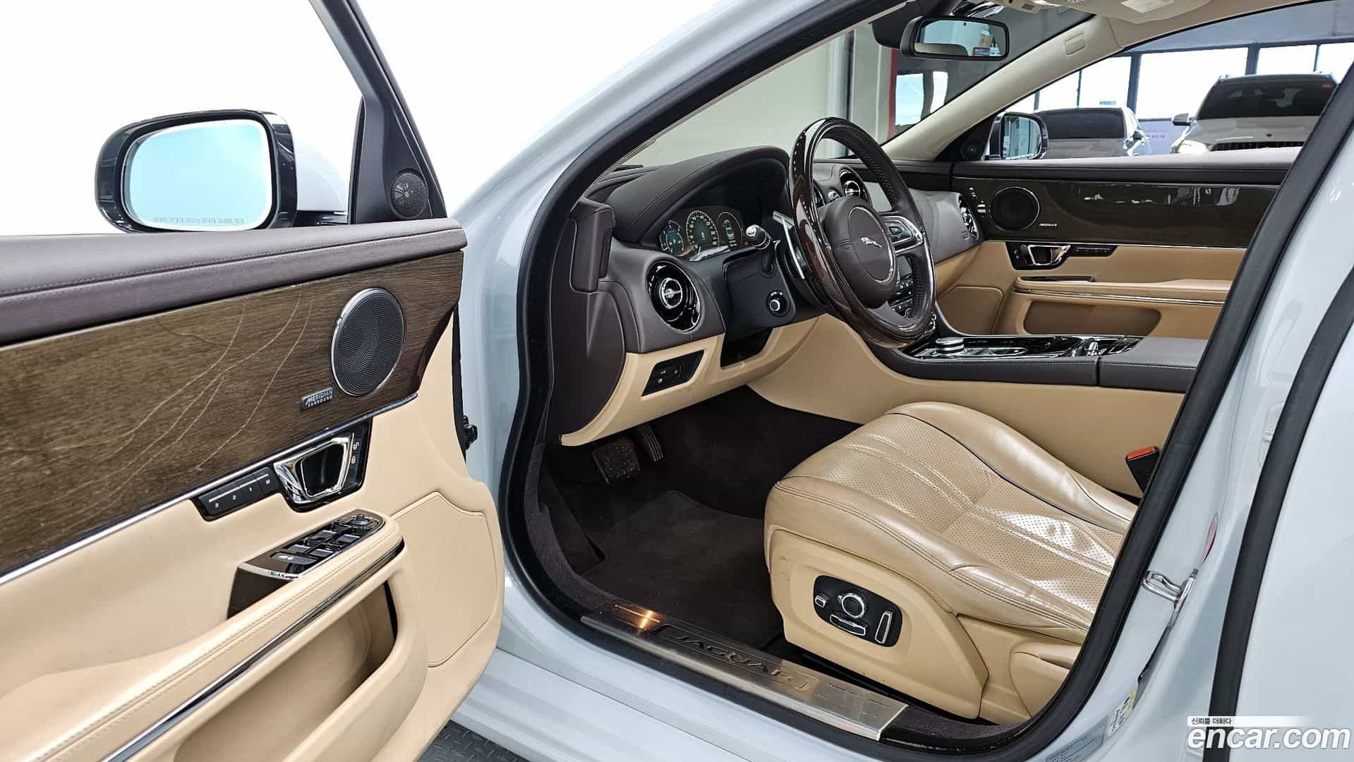 XJ Jaguar 2017.11-INNER-010