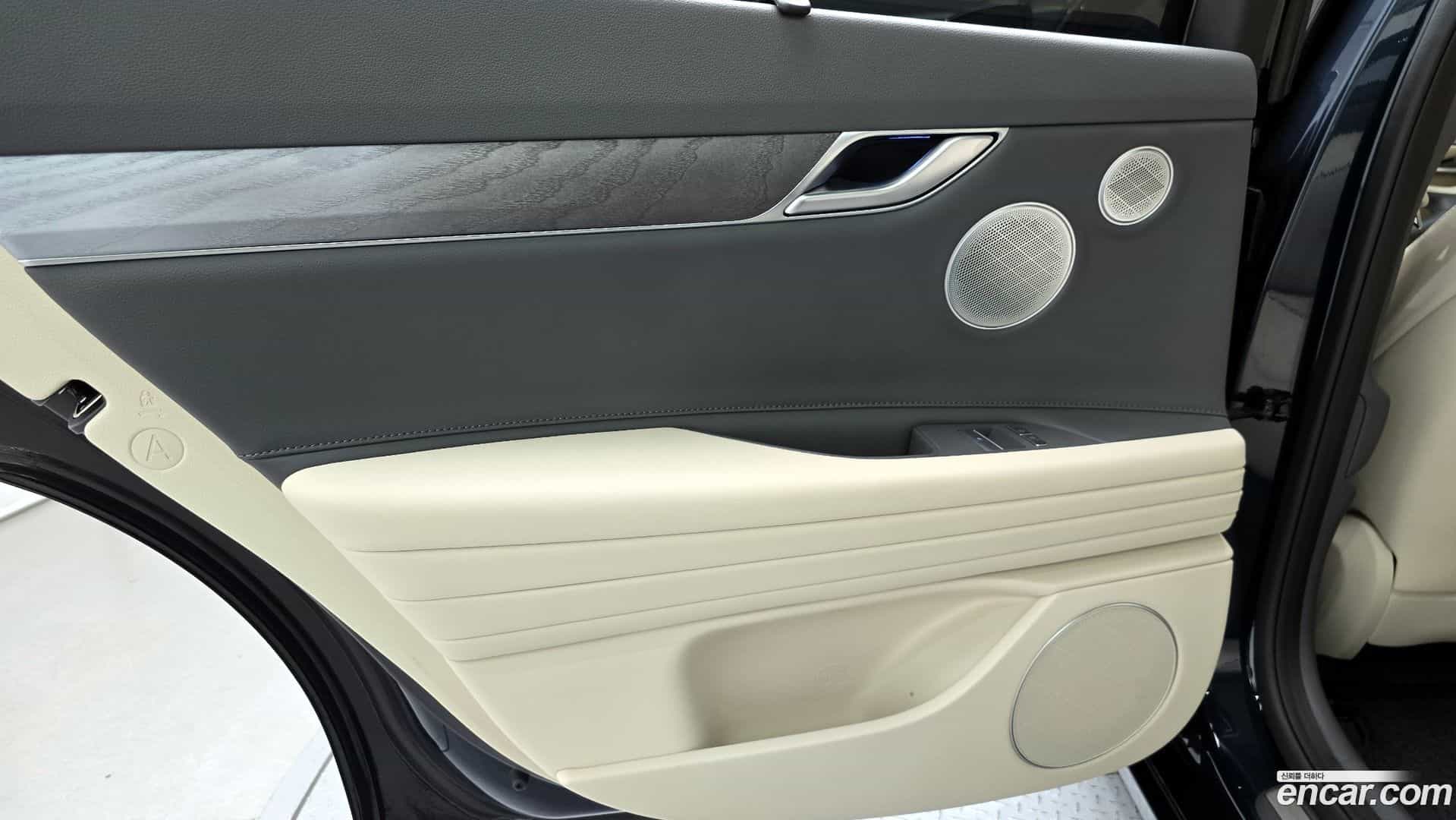 G80 Genesis 2023.1-INNER-035