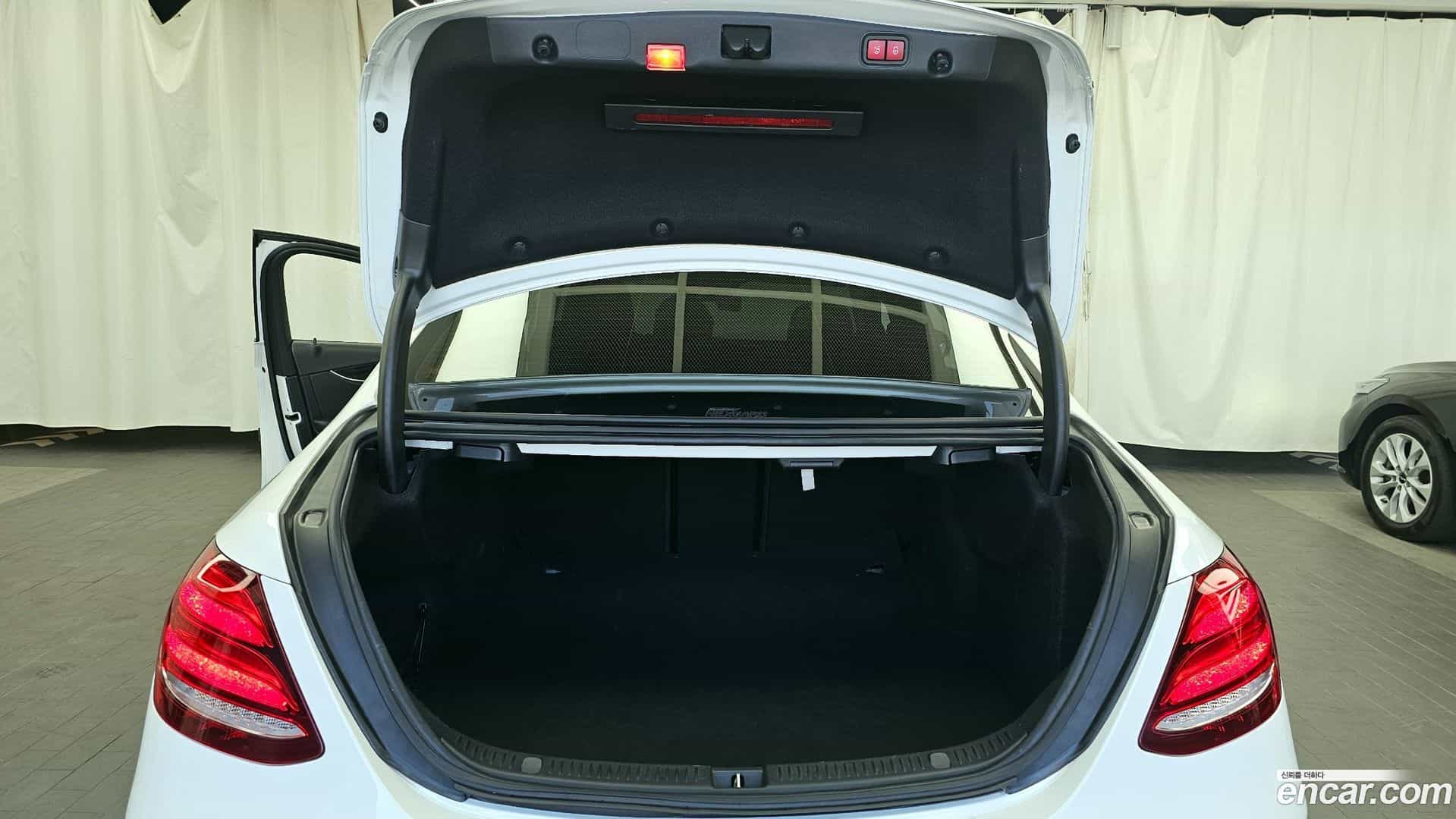 E-Class Mercedes-Benz 2018.7-OPTION-024