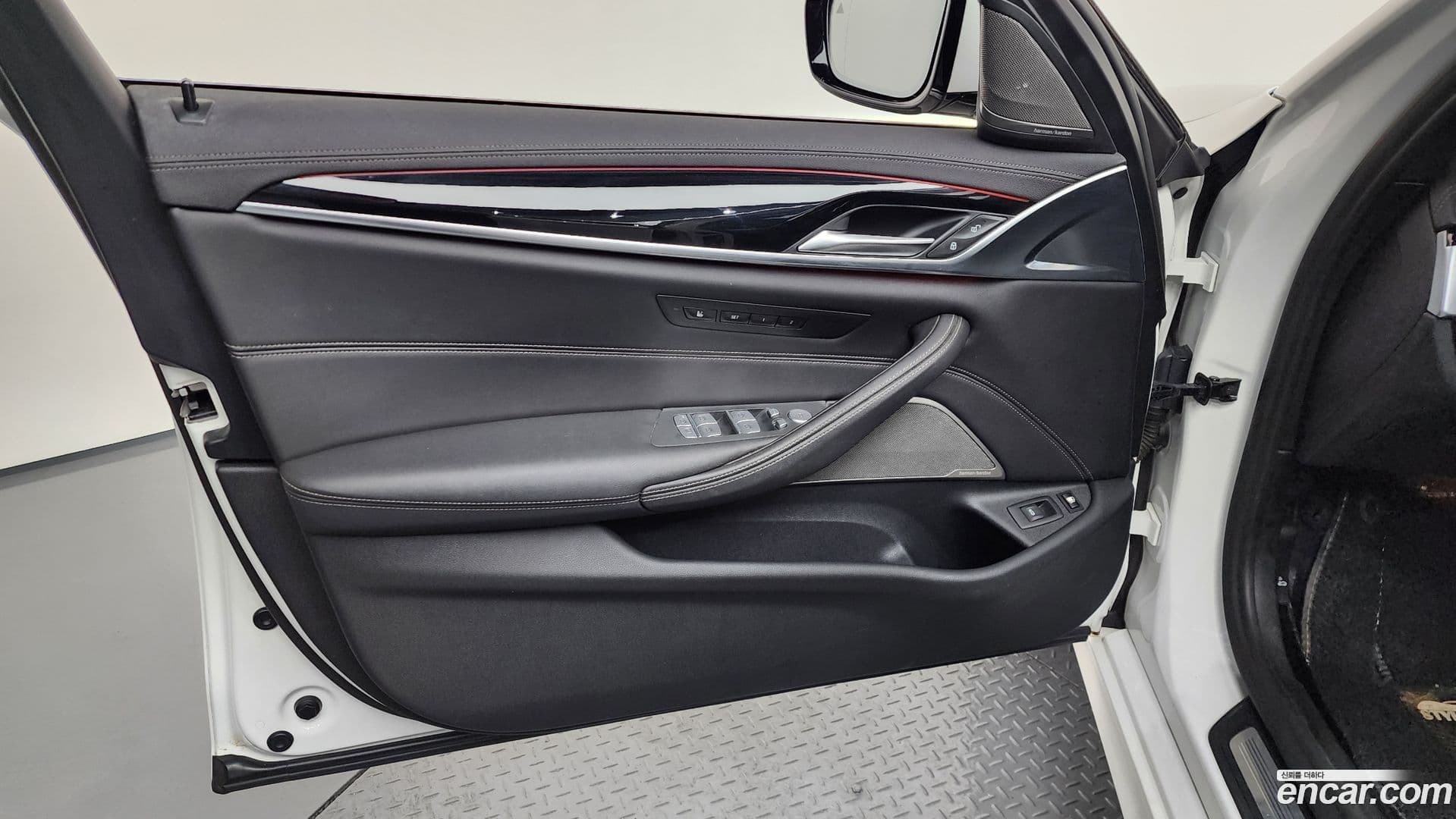 Main__Slider__Photo:5-Series BMW 2022.3-23