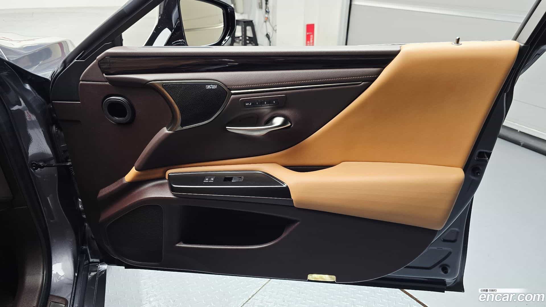 ES Lexus 2019.4-INNER-035