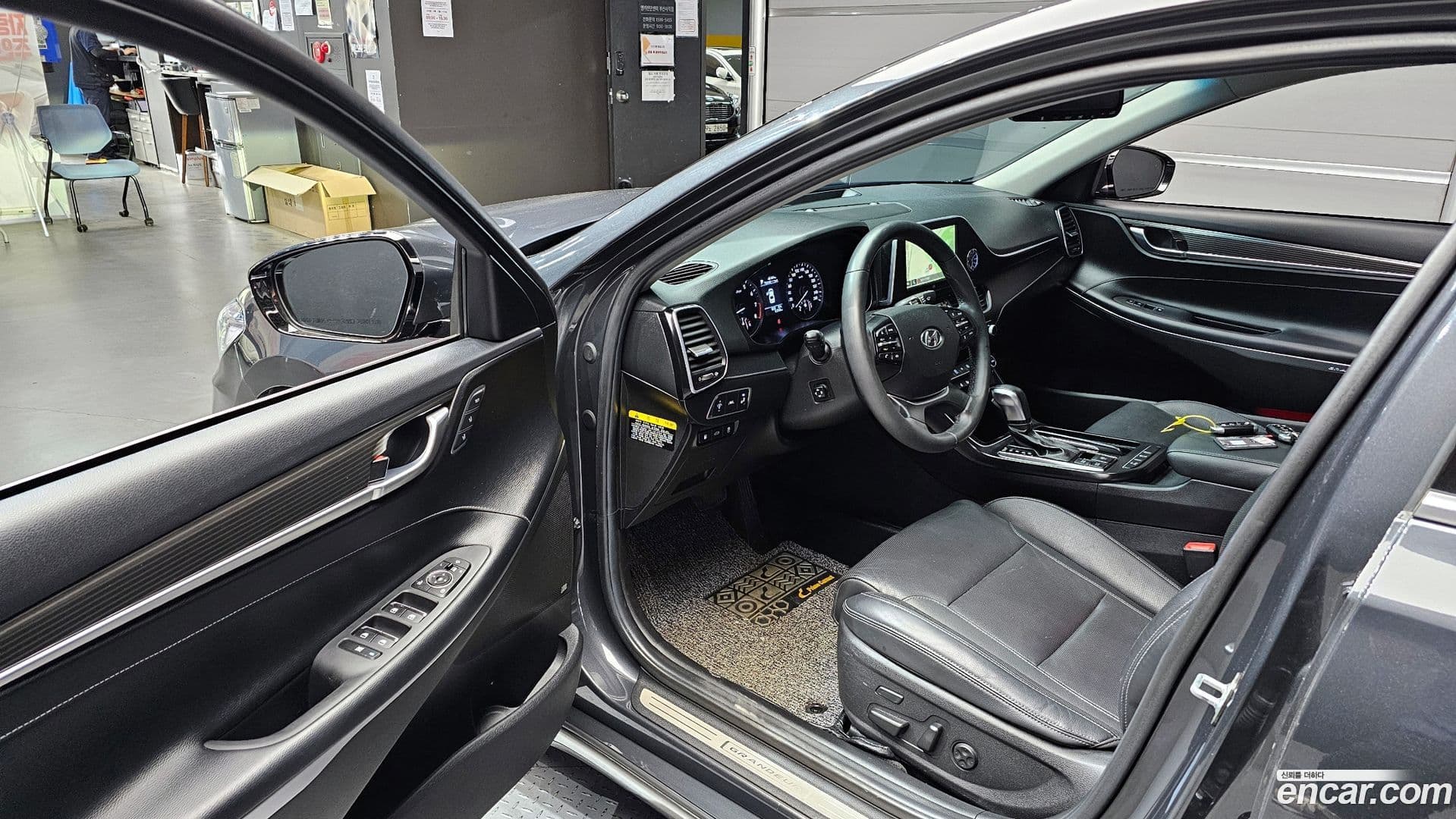 Main__Slider__Photo:Grandeur Hyundai 2018.1-9