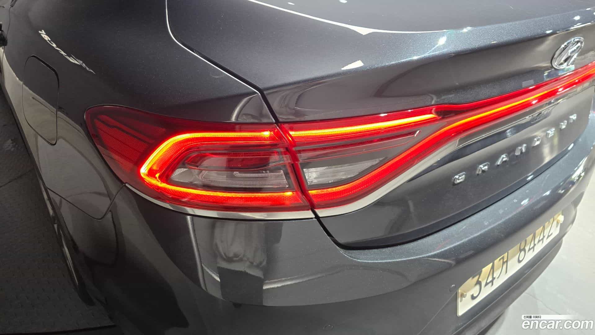 Grandeur Hyundai 2018.1-OUTER-033