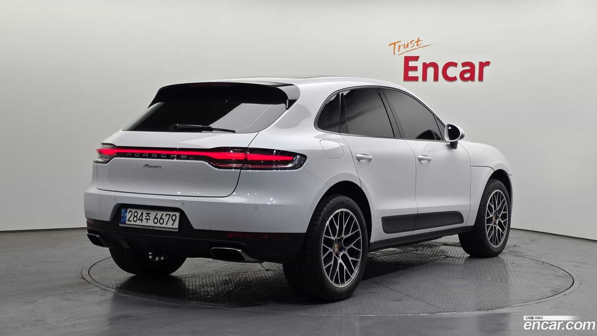 Macan Porsche 2021.8-OUTER-002