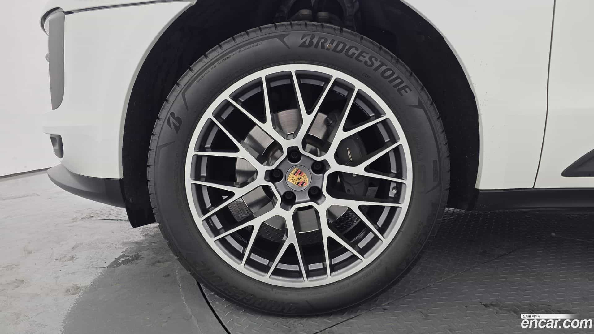 Macan Porsche 2021.8-OUTER-005