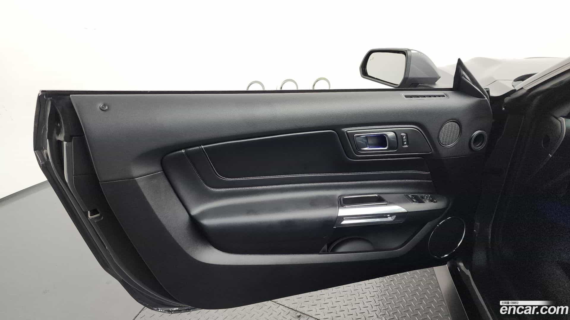 Mustang Ford 2021.11-INNER-035