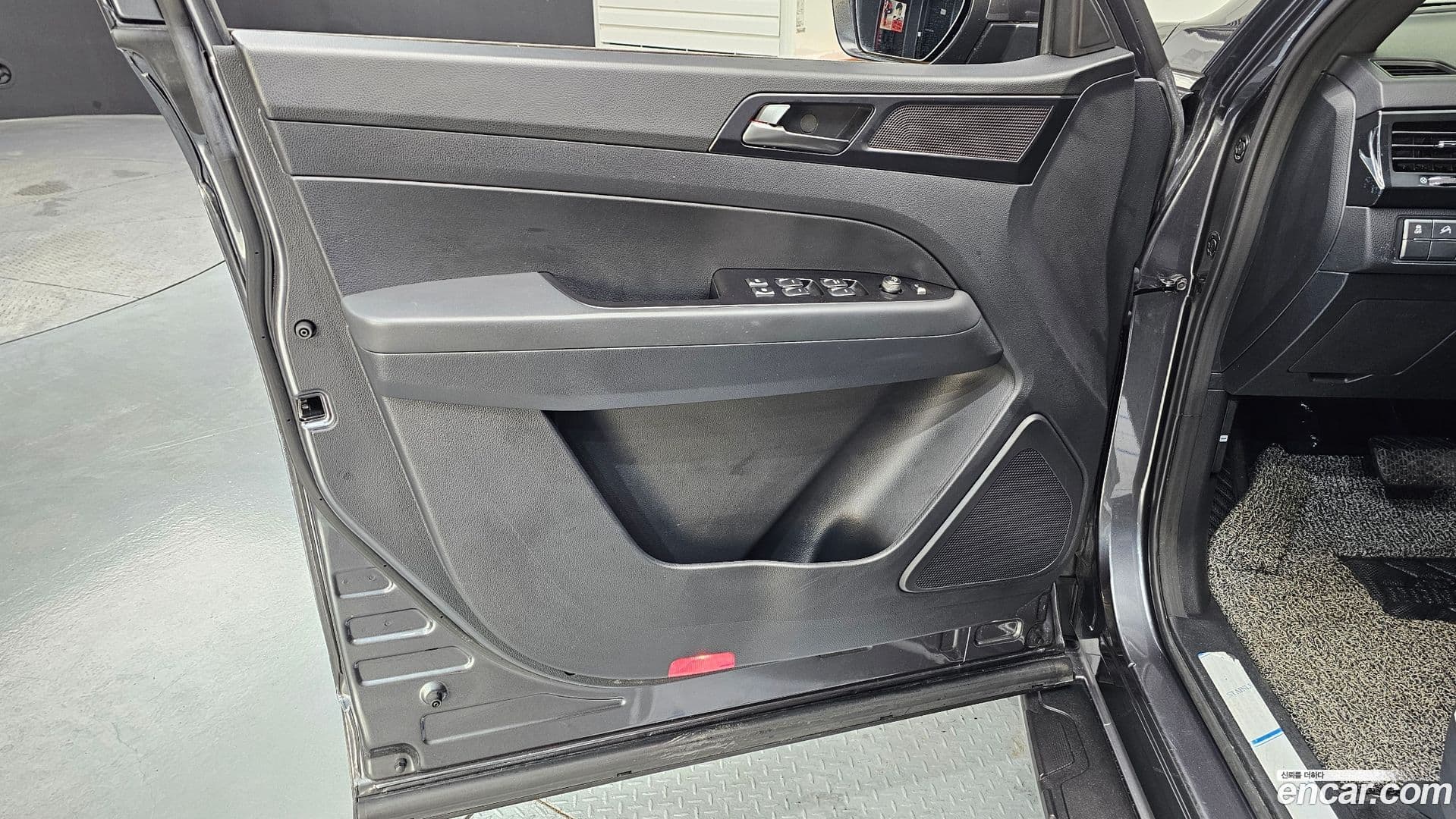 Main__Slider__Photo:Rexton KG Mobility 2021.0-23