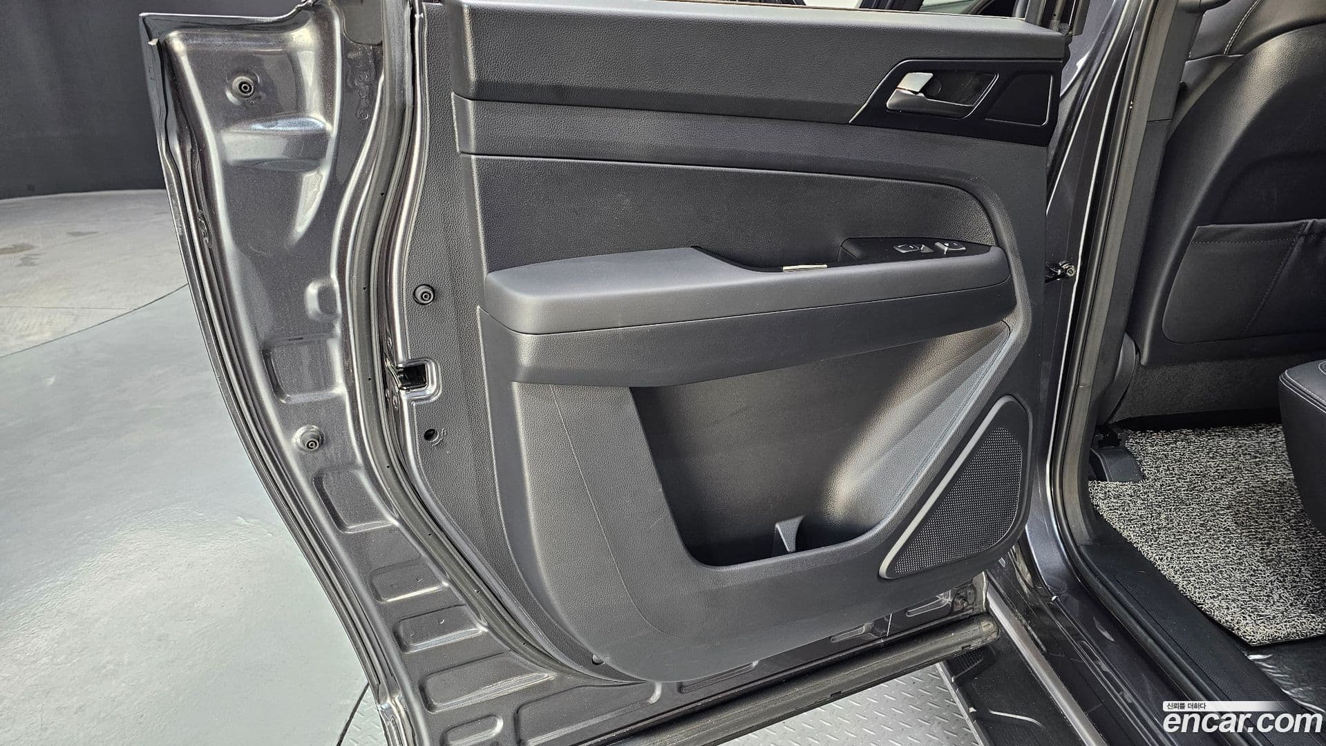Main__Slider__Photo:Rexton KG Mobility 2021.0-24