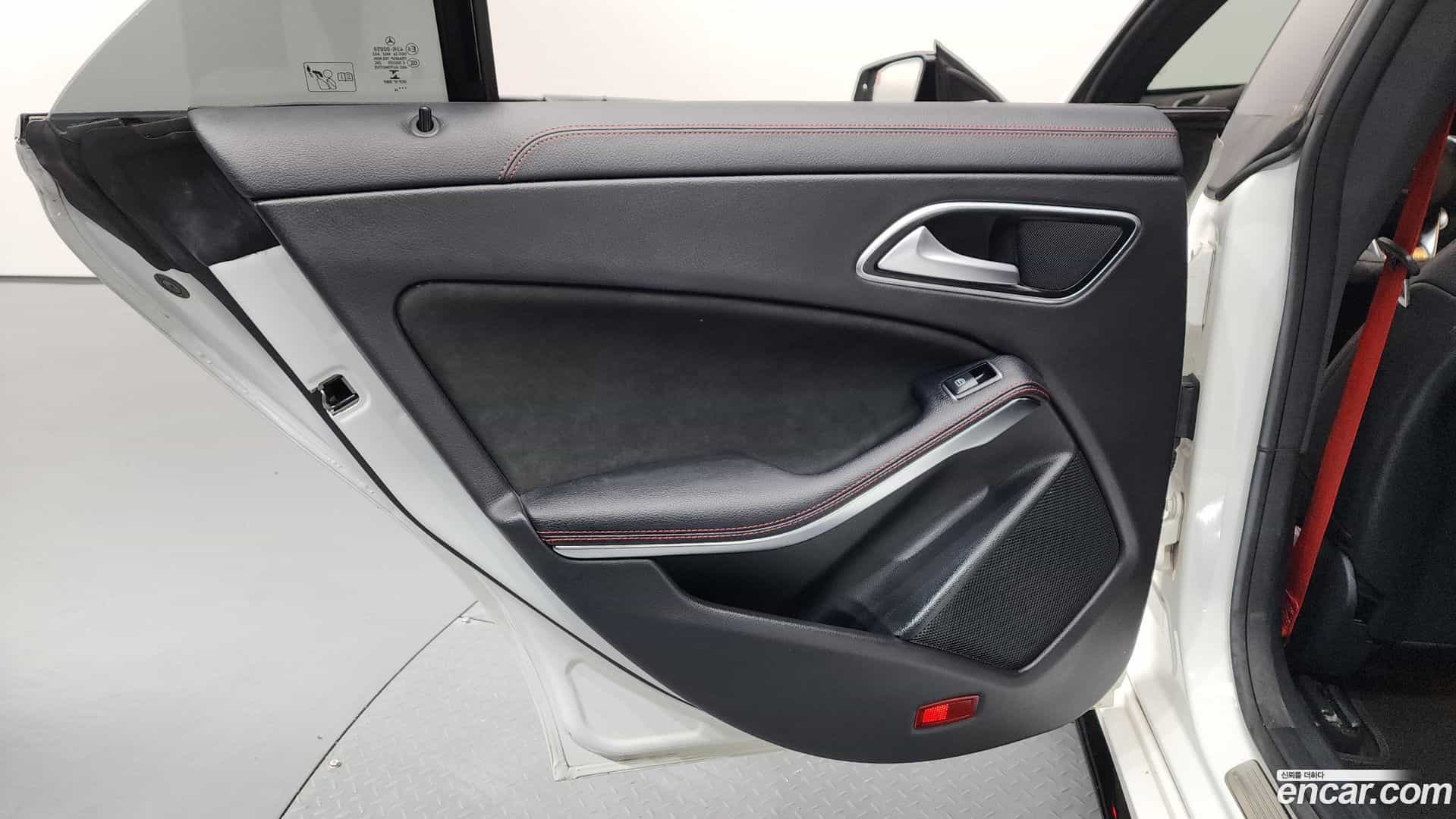 CLA-Class Mercedes-Benz 2018.7-INNER-035