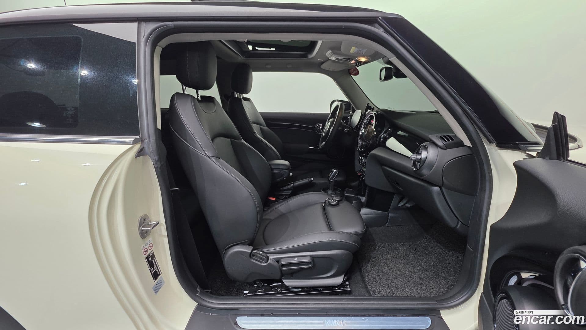 Main__Slider__Photo:Cooper Mini 2022.4-9